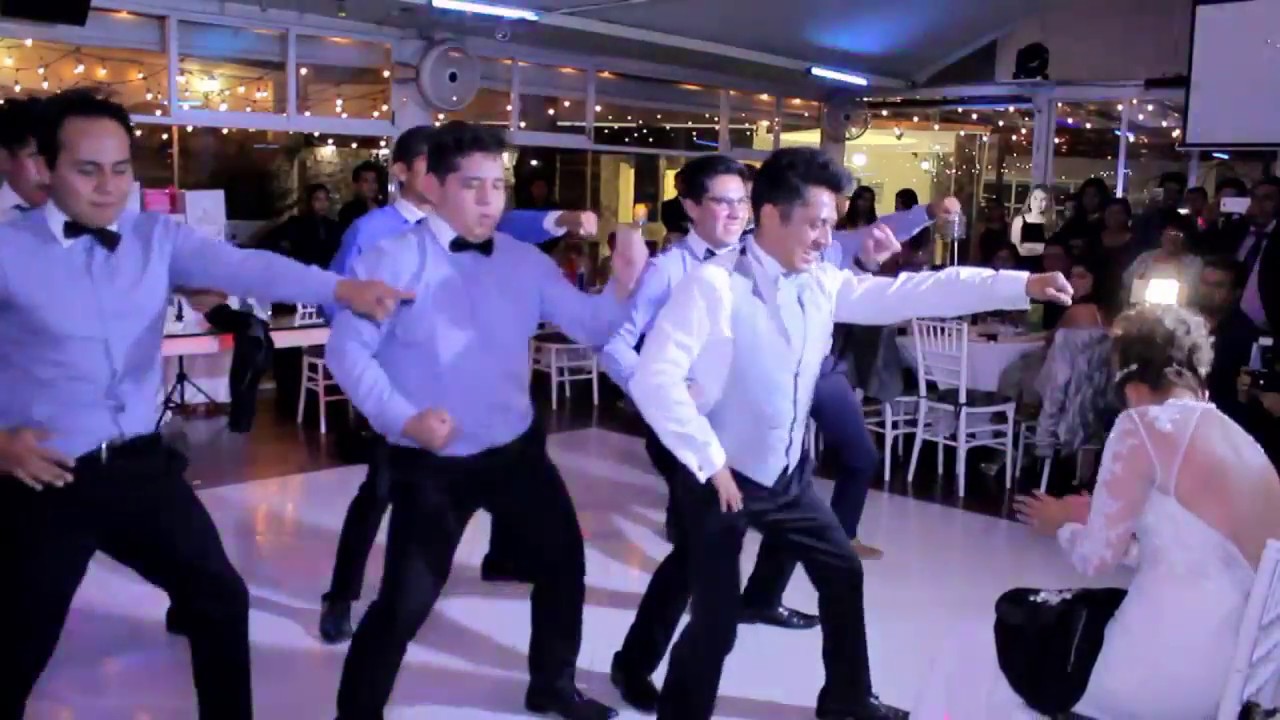 baile novio y amigos boda
