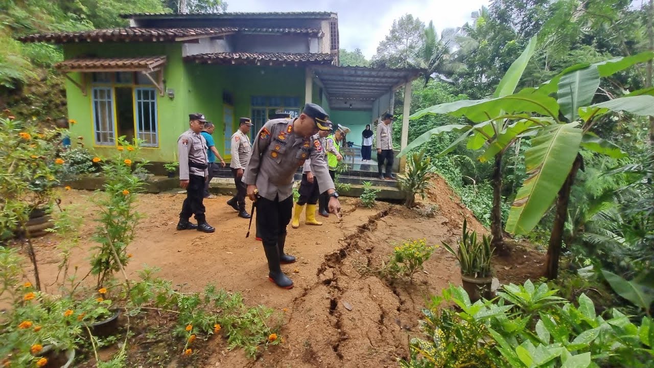 Kapolres Turun Langsung Cek Lokasi Tanah Longsor