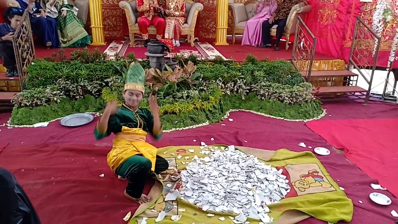 Tari injak-injak kaca (beling) Minangkabau