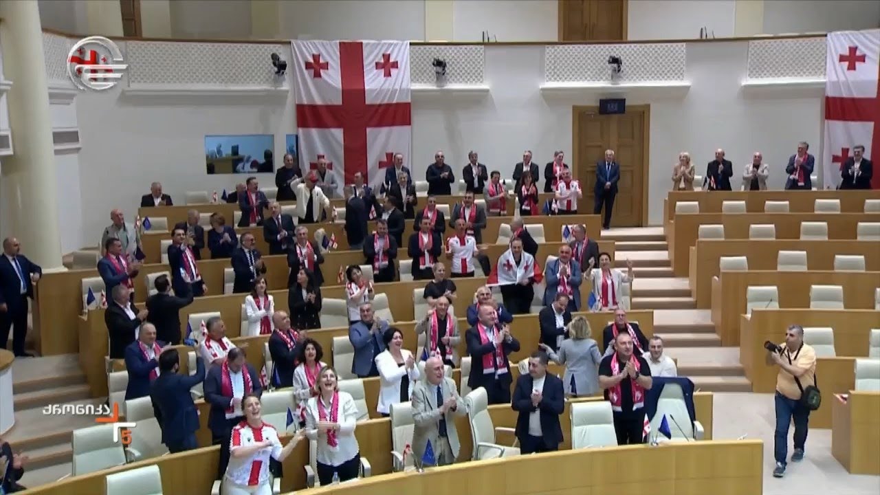 საქართველოს პარლამენტის სხდომა ეროვნული ნაკრების გამარჯვების აღნიშვნით გაიხსნა
