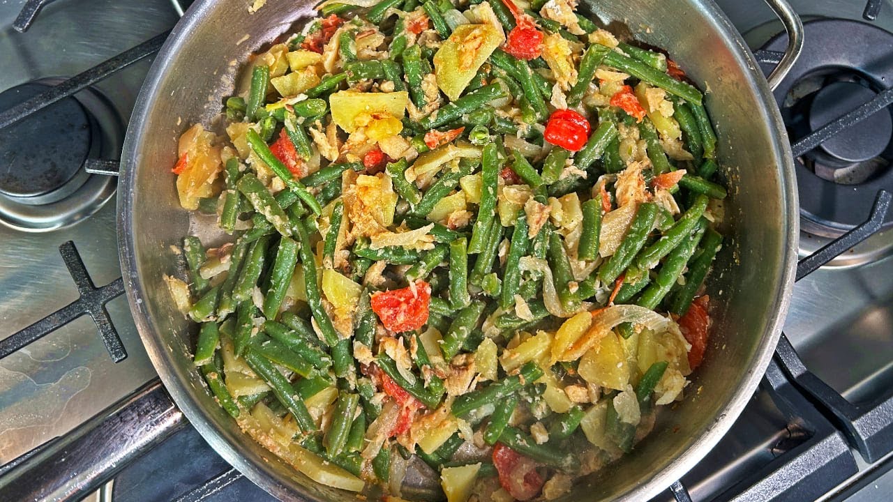 Стручковая фасоль с картофелем и соленой треской