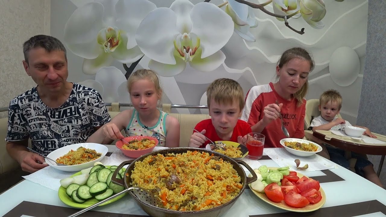 МУКБАНГ ДОМАШНИЙ ПЛОВ В МНОГОДЕТНОЙ СЕМЬЕ | MUKBANG HOMEMADE PILAF #мукбанг