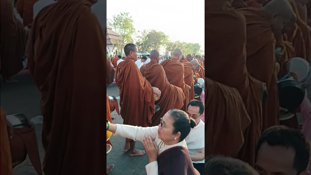 ทำบุญตักบาตร พระธุดงค์ หน้าวัดพระธาตุพนมวรวิหาร 18 ก.พ.69