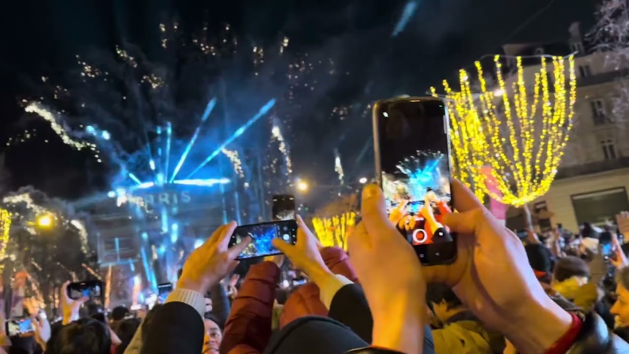 🇫🇷Parisで♡カウントダウン！2024年今までで1番クレイジーな年越しを凱旋門前で🥳✨