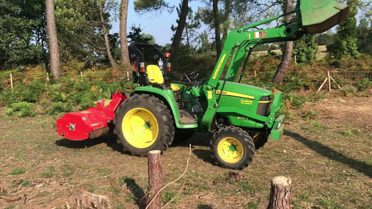 Le John Deere 3036e et son broyeur a marteaux.  Micro tracteur