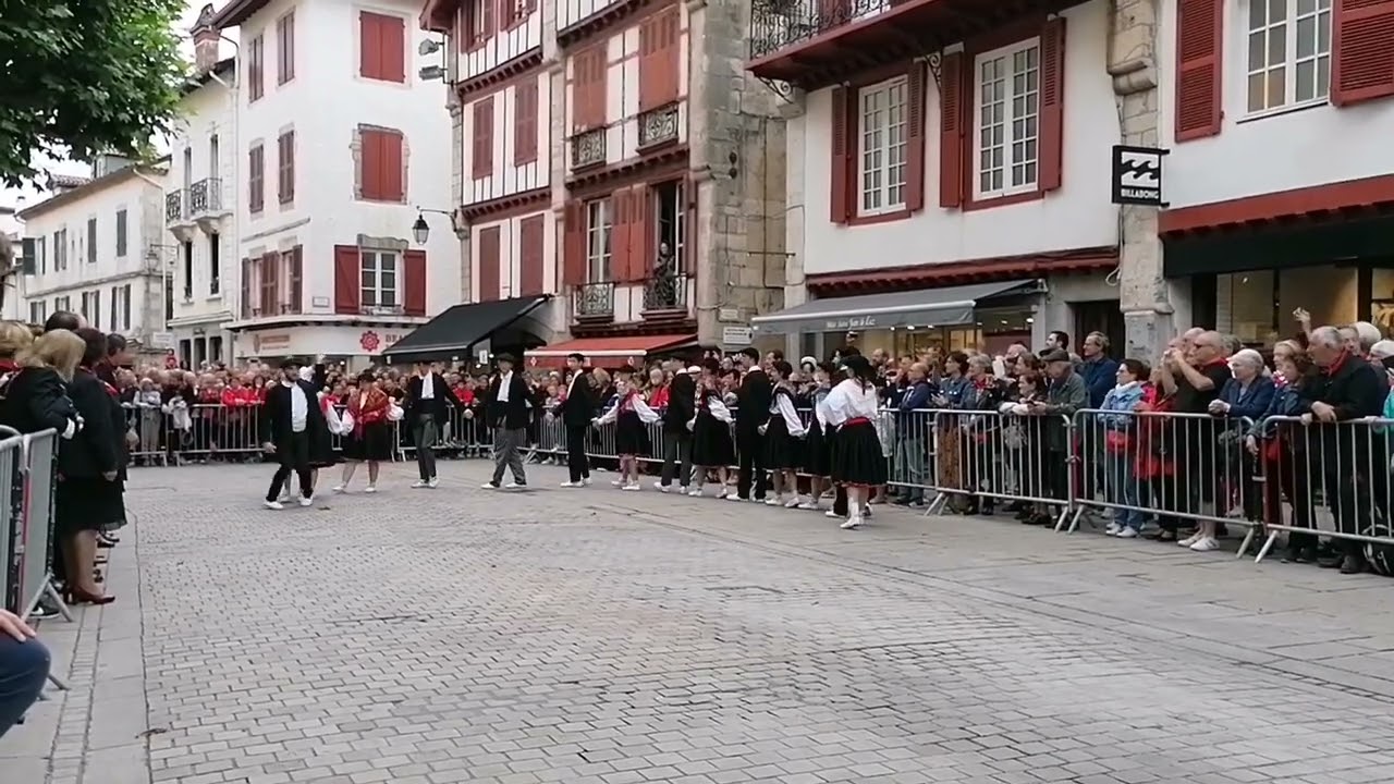 Aurresku des fêtes luziennes de la Saint Jean par l'ensemble Begiraleak 1/3