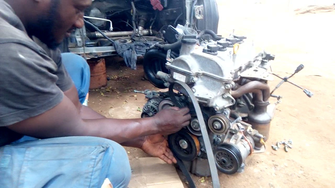 Fixing fan belt of Toyota Vitz/Yaris