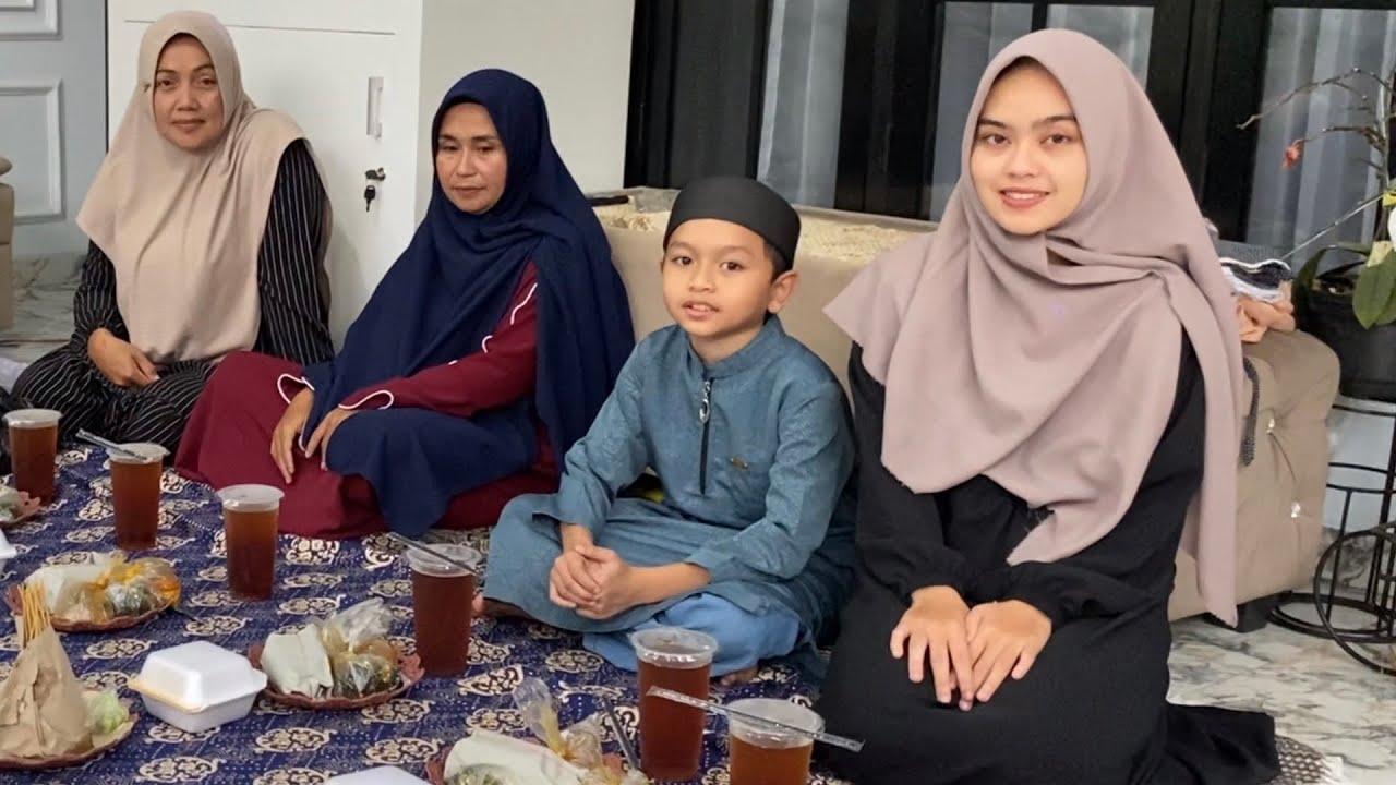 MASYA ALLAH !! NENG RISMA PUTRINYA USTADZAH BAHAGIA SEKALI SAAT DI AJAK MAKAN BERSAMA
