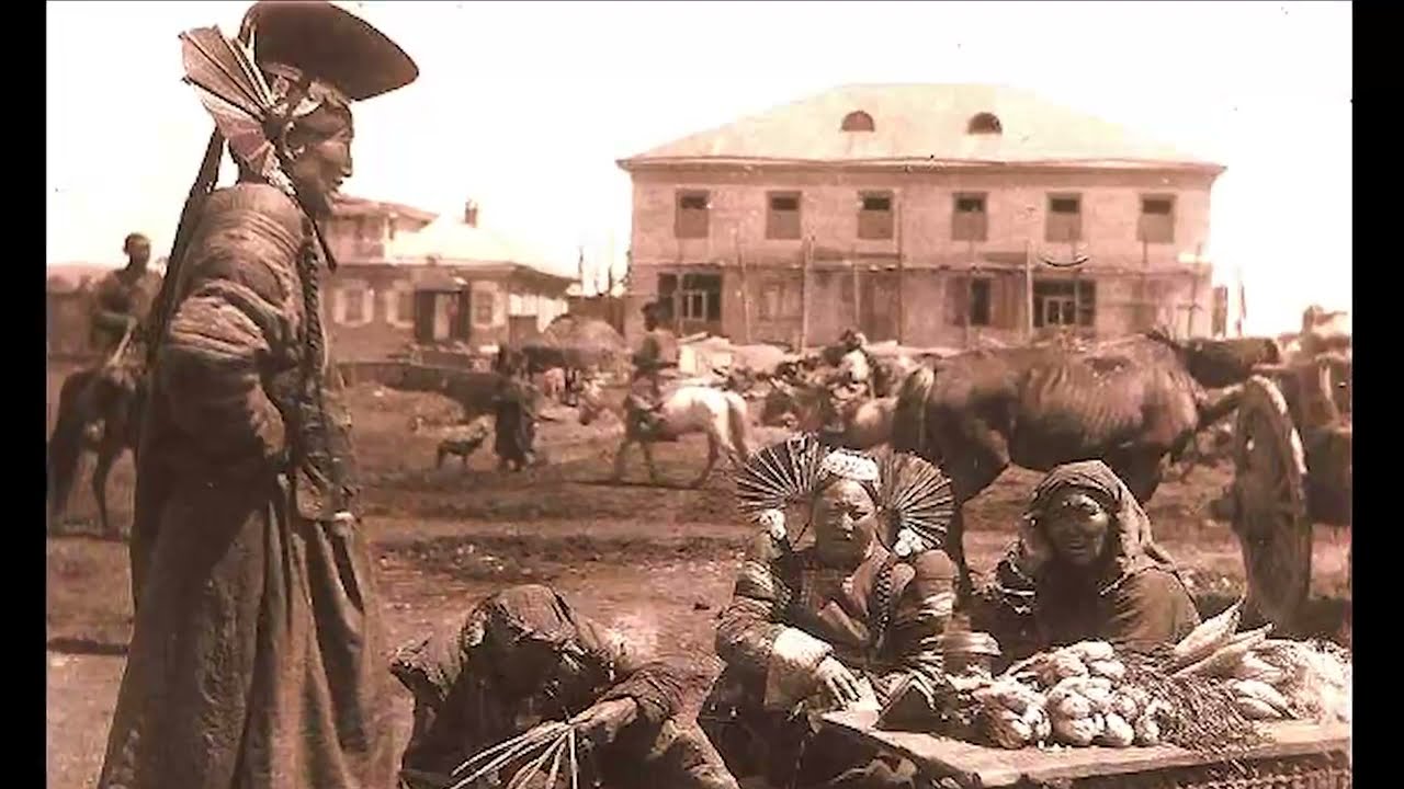 Г.Занабазарын нэрэмжит Дүрслэх урлагийн музейн барилгын түүхийг толилуулж байна.