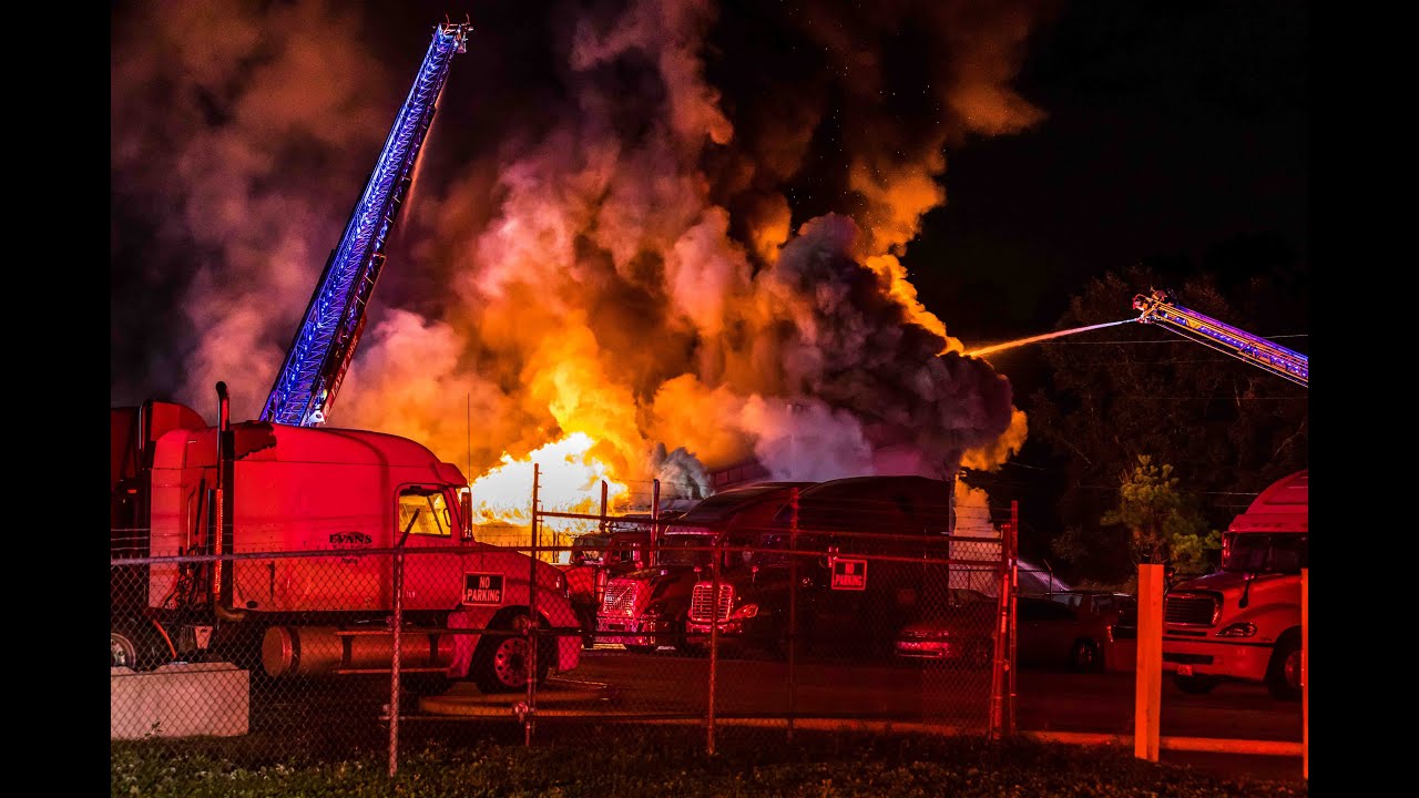 Jacksonville Fire Rescue Department responds to commercial building fire, quickly goes 3rd alarm
