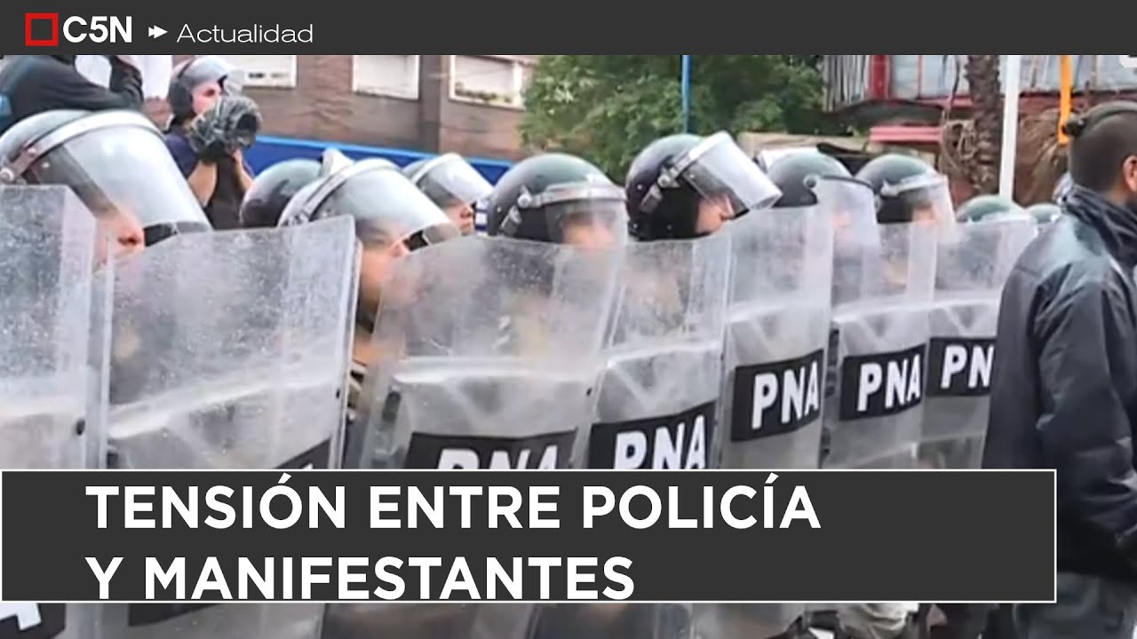 PROTESTA de COLECTIVEROS en PUENTE PUEYRREDÓN: TENSIÓN entre POLICÍA y MANIFESTANTES
