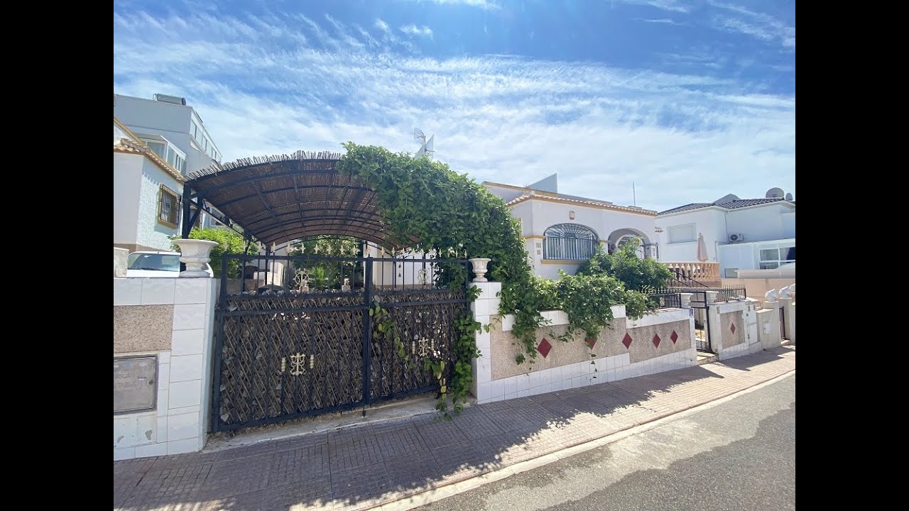 This property is in a great location and is an extended 'Julia' style property with 3 bed, 2 bath