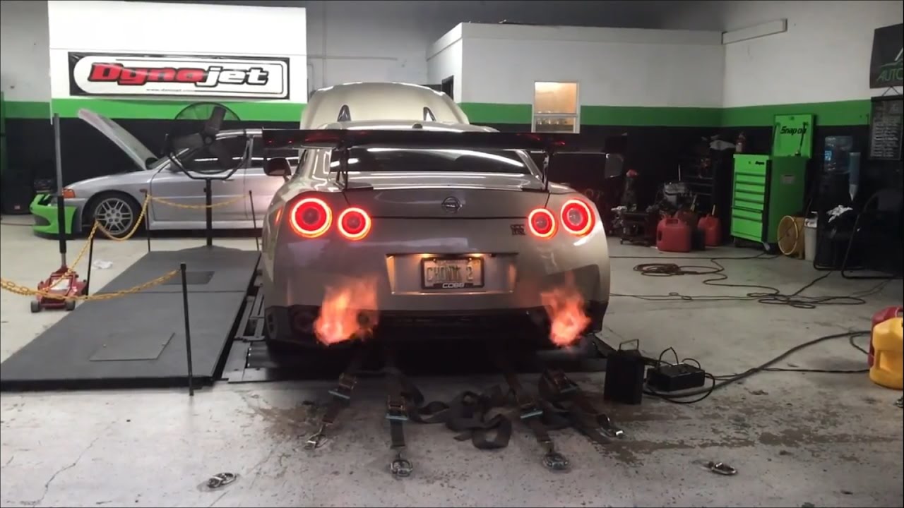 GT-R R35 E85 Armytrix Decat Exhaust Shooting Flames on Dyno