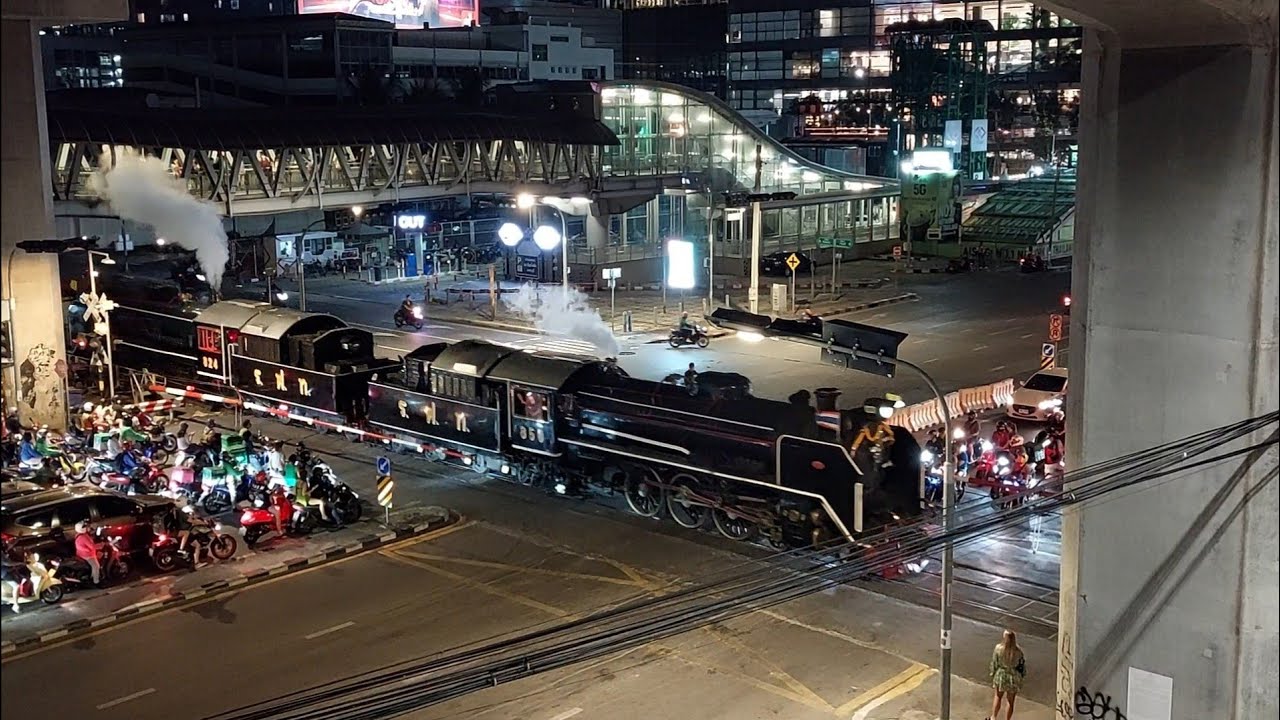 ขบวนพิเศษรถจักรไอน้ำที่ 904 ผ่านจุดตัดทางรถไฟถนนอโศก - ดินแดง