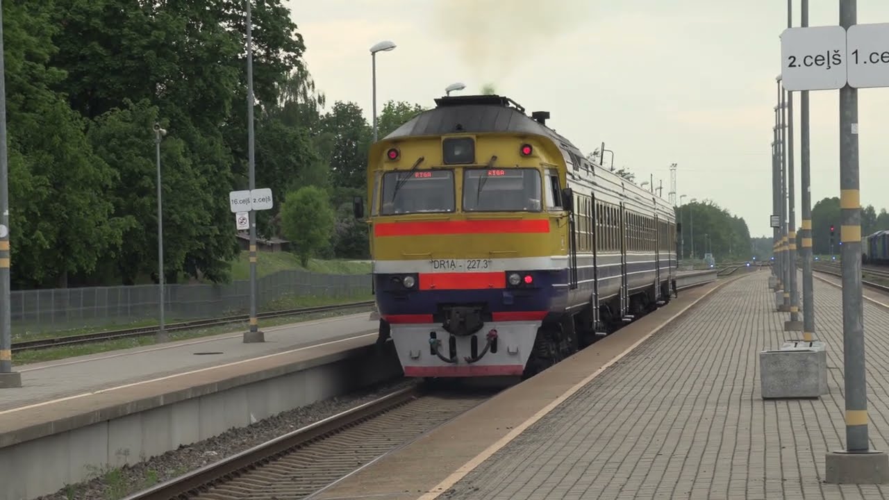 Дизель-поездa DR1AC и ДР1А на ст. Крустпилс / DR1AC and DR1A DMU's at Krustpils station