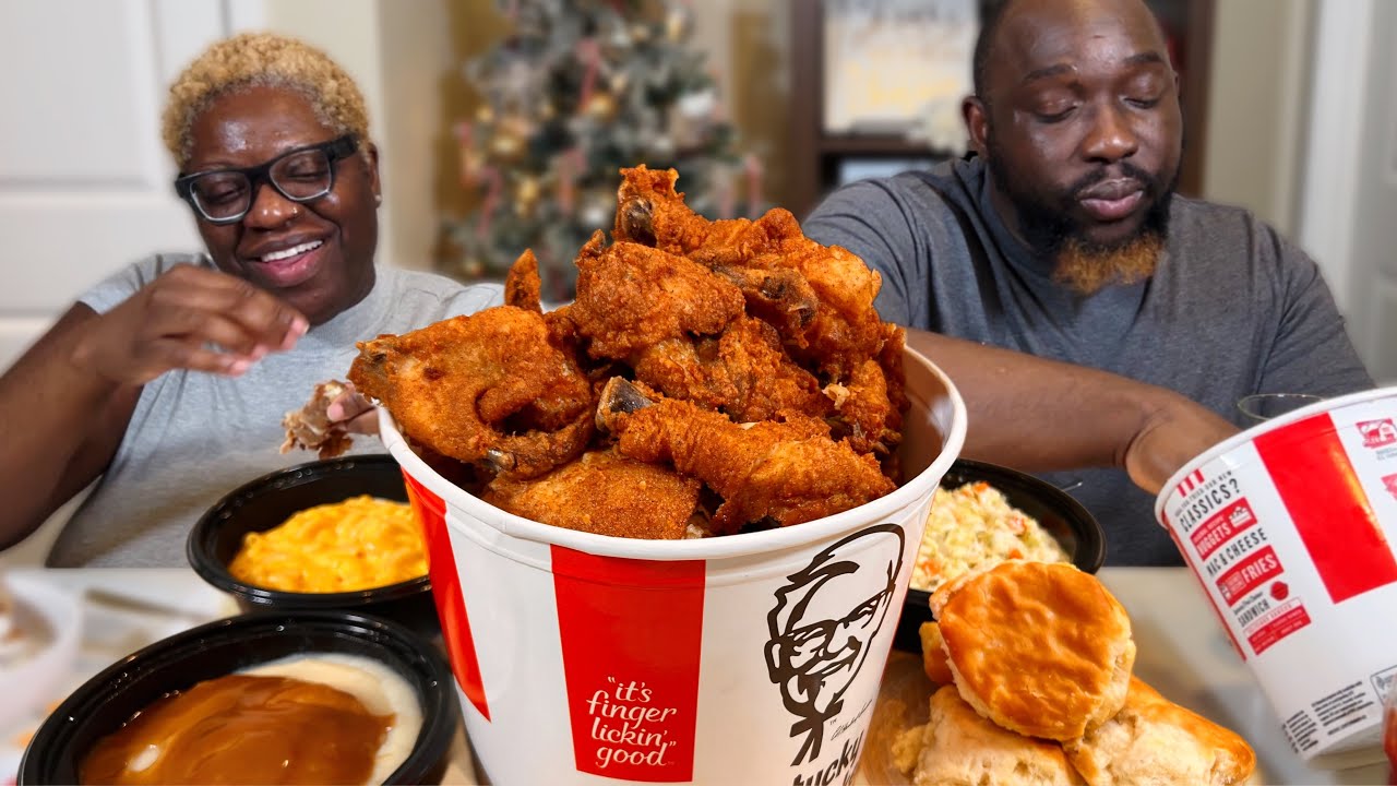 Мы с удовольствием съели это пиршество KFC! Оригинальное шоу с курицей мукбанг 🍗