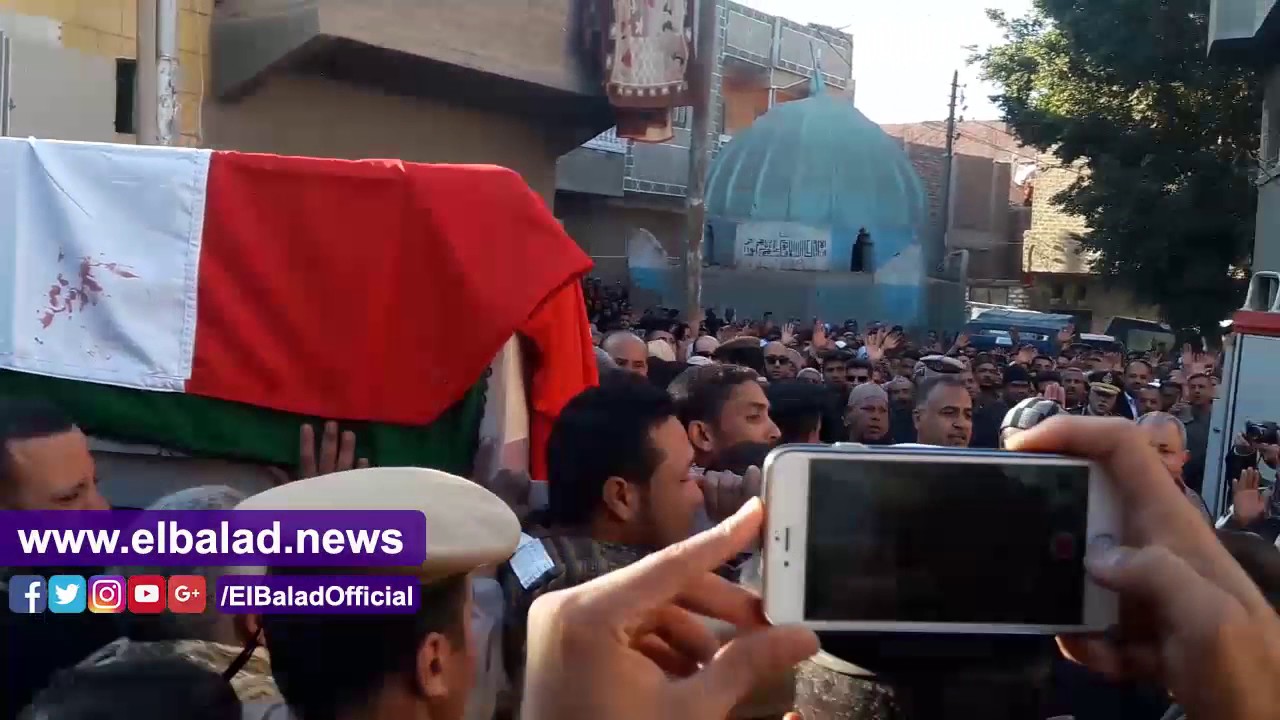 صدى البلد | المئات يشيعون جثمان شهيد العريش في جنازة عسكرية باسيوط