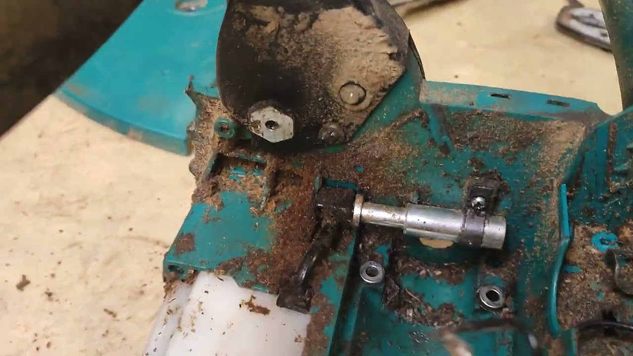 Makita DCS 4610 koma od dizajna.