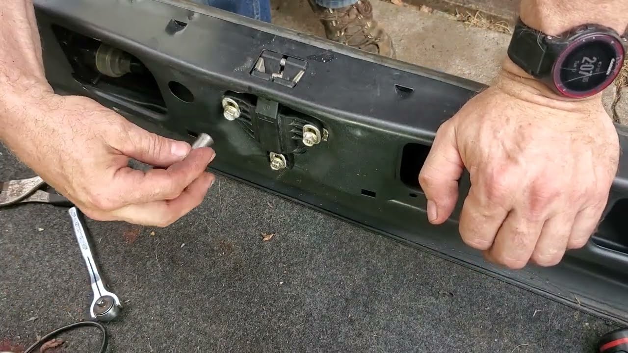 w124 Mercedes trunk latch and lock removal. 1986 Mercedes 300E