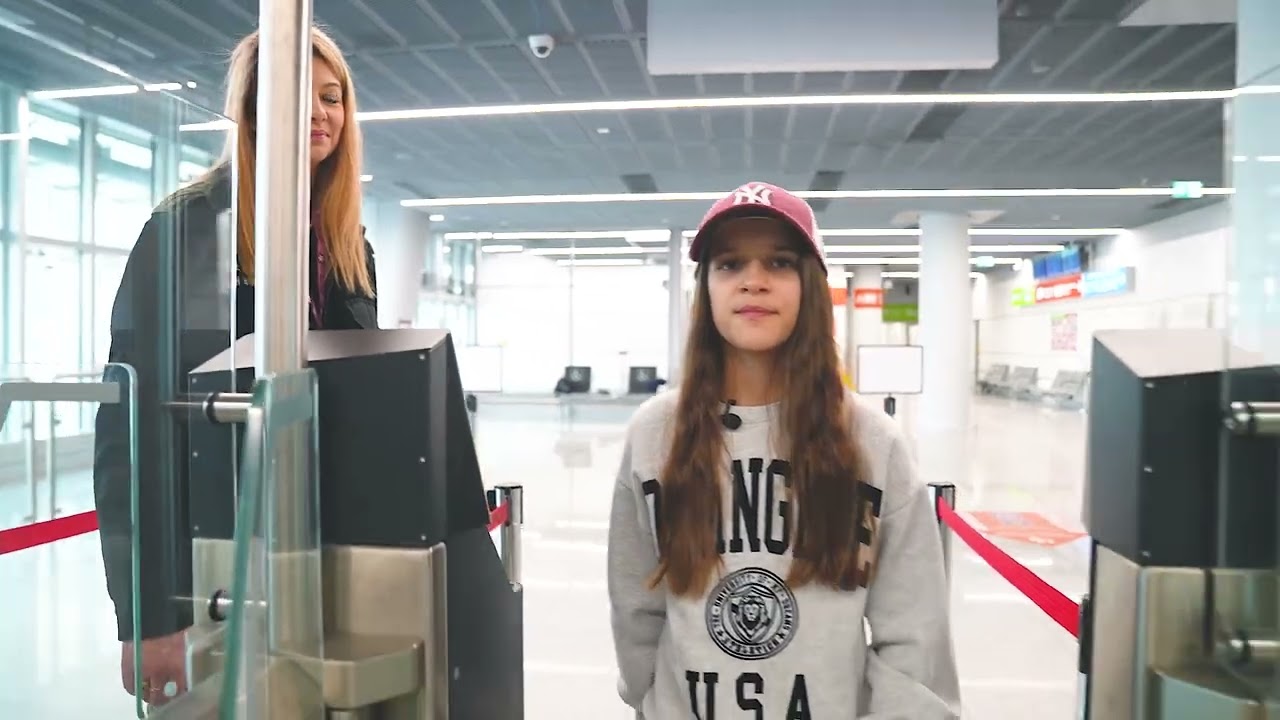 Kontrola dzieci na lotnisku w Balicach