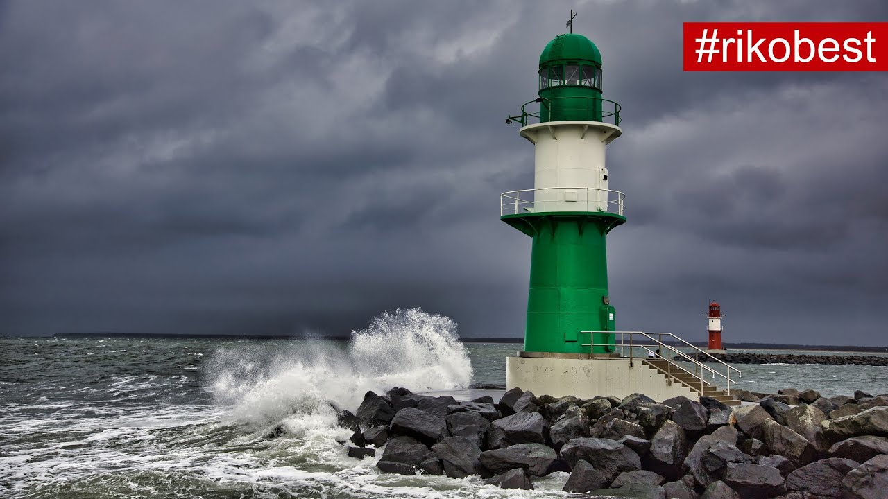 FOTOGRAFIEREN bei STURM Sabine an der Ostsee - Schlechtwetter-Fotografie Warnemünde am Leuchtturm.