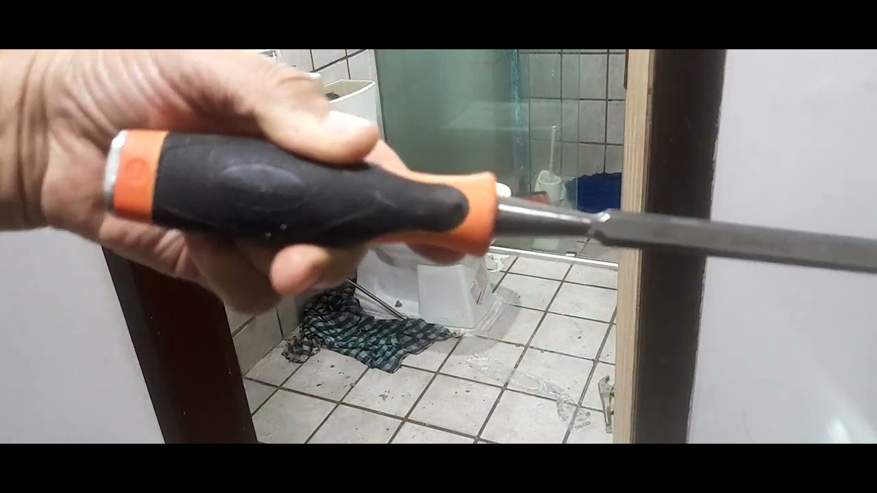 QUEBREI UM VASO SANITÁRIO E VOU INSTALAR AGORA OUTRO. 