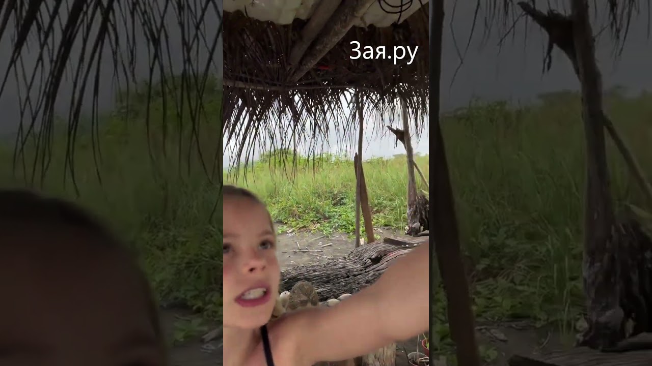 Дочка Тимати построила шалаш на пляже