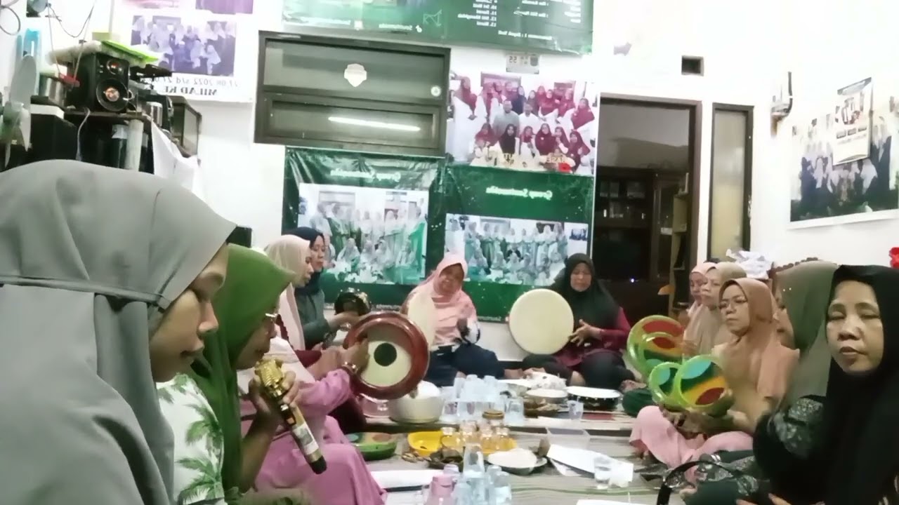 Diakhir lagu solisnya kena sodok mic bibirnya,24-01-26.. 