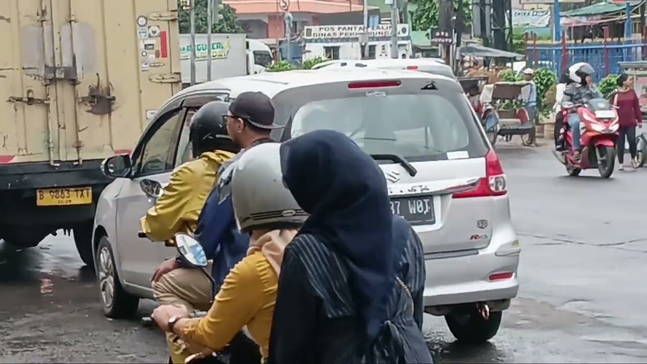 #Kondisi padat lalu lintas kendaraan dijalan industri Cikarang Indonesia 