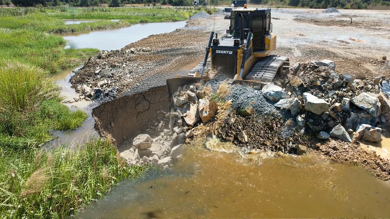 Good Job to Landfilling by dump truck wheel 10 soil Bilding Dozer Shantui Using Pushing Stones