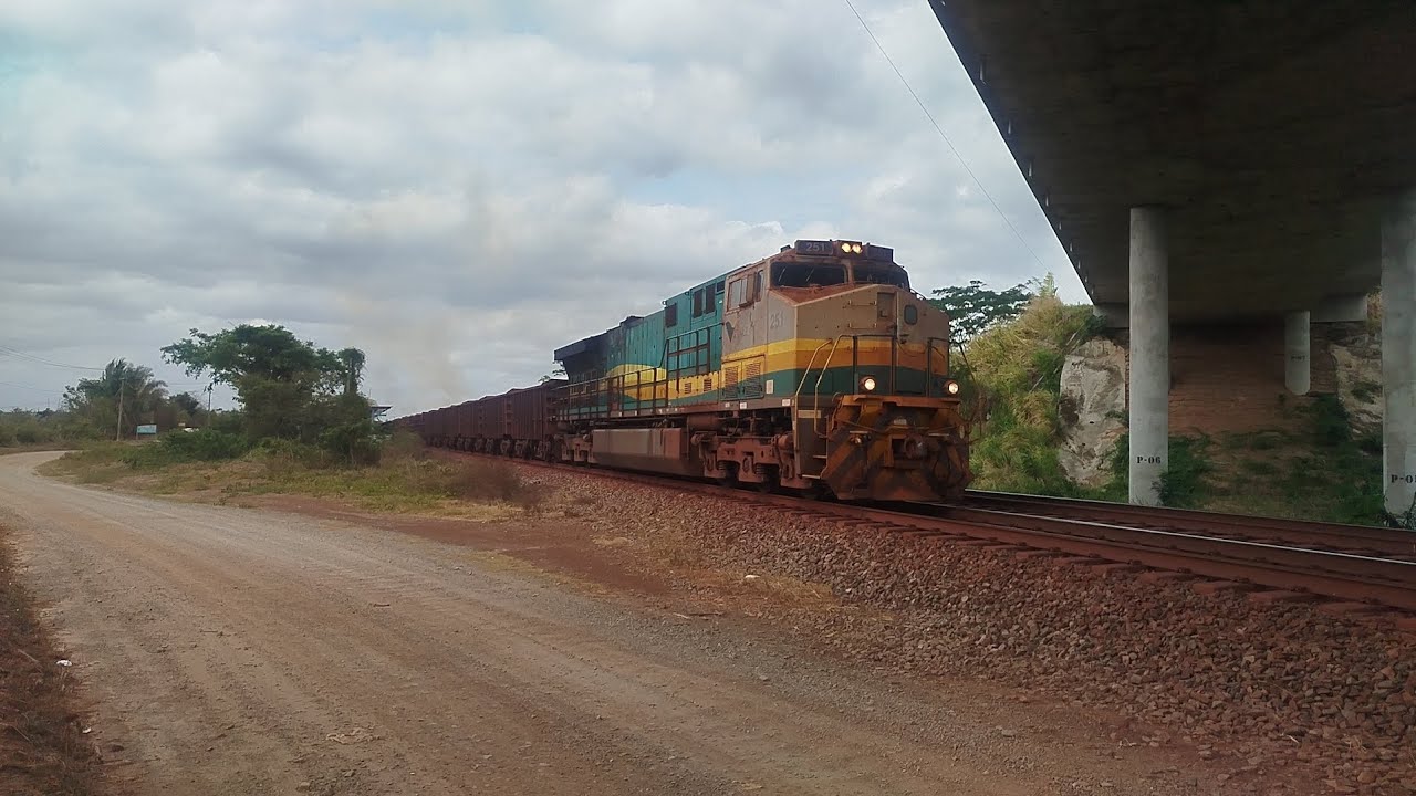 Trem de Minério da vale EFC com 330 vagões carregado passando no Km 126 sentido São Luís!