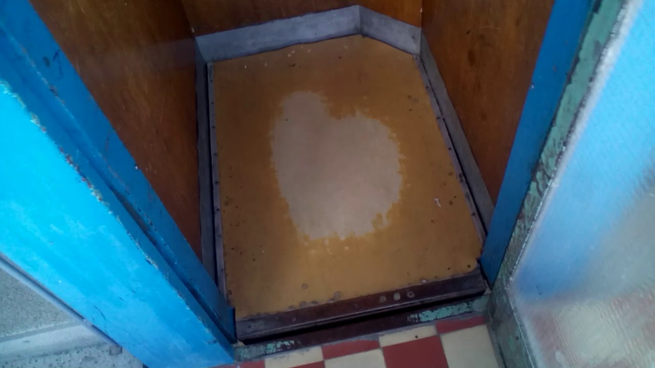 Jizda starym výtahem transporta video se závažím