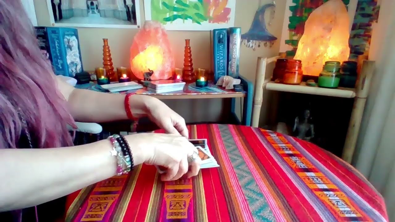 VIRGO!! 🔮 A alguien le ilusiona permanecer a tu lado!! No tienes dudas de lo que viene hacia ti!!