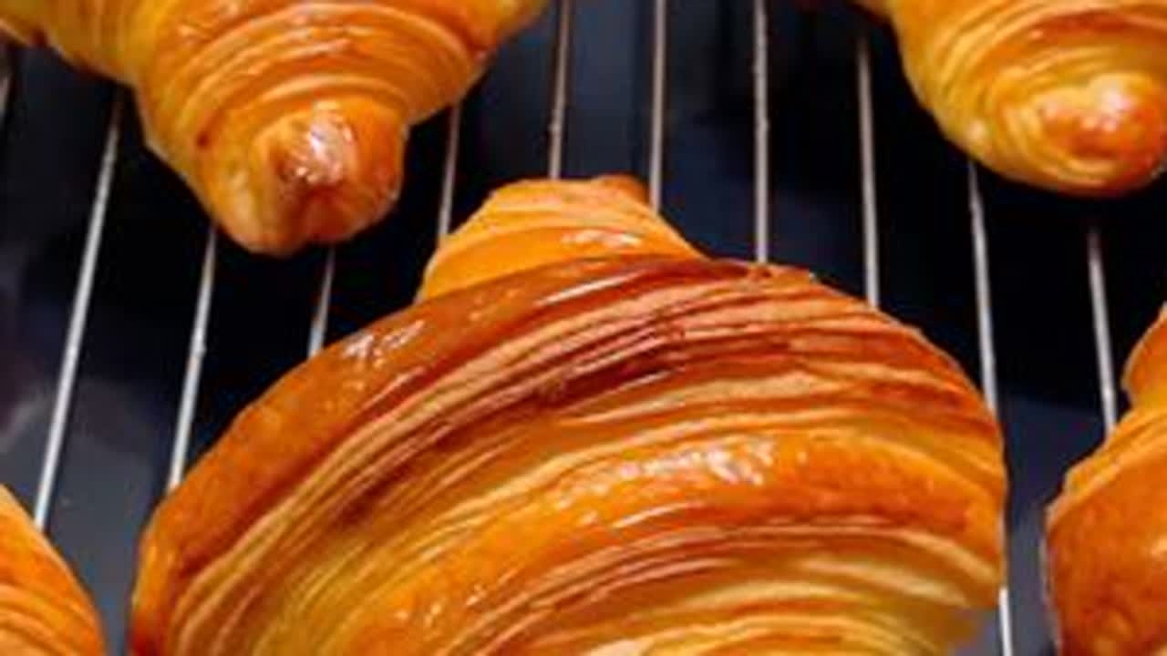 经典「可颂面包」口感外酥里软，层次分明！ #面包🍞 #烘焙人的日常 #我的厨房日记 #跟我学烘焙 #抖音美食制作