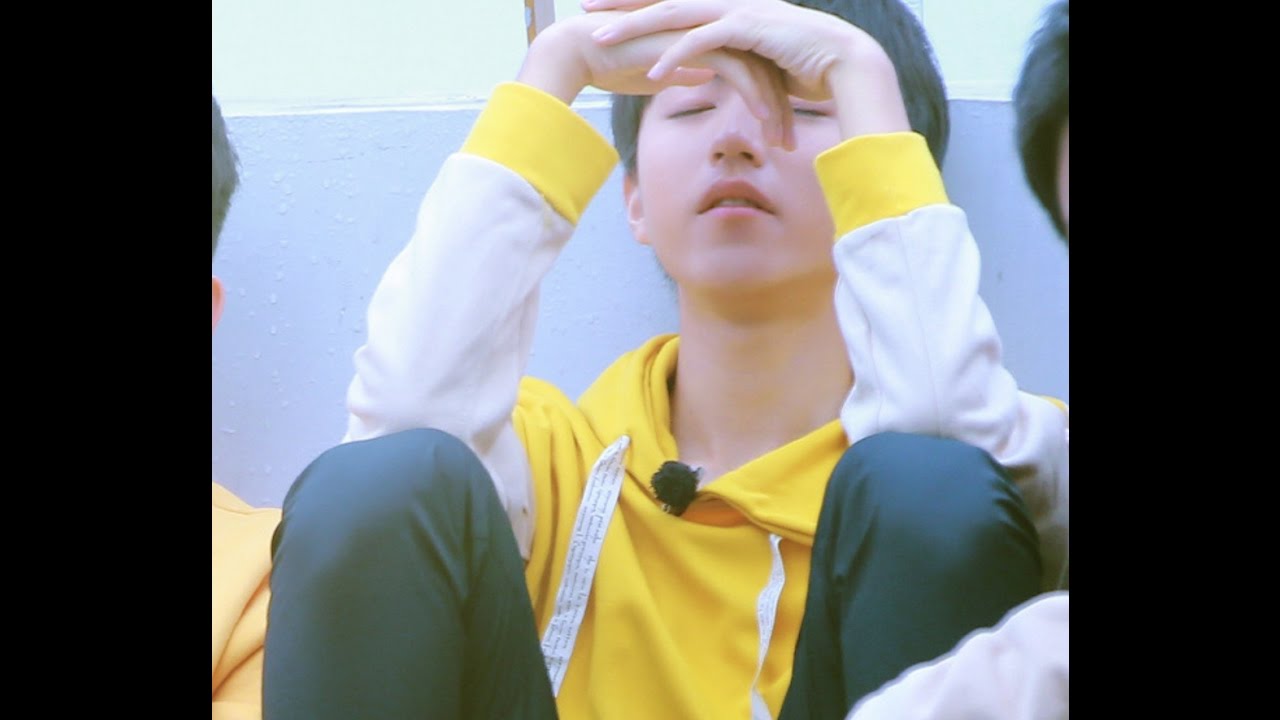 【TFBOYS 王俊凱】路透 王俊凱拍攝高能少年团 低血糖發作 臉色蒼白 坐地休息☹️ 饭拍【Karry Wang Junkai】