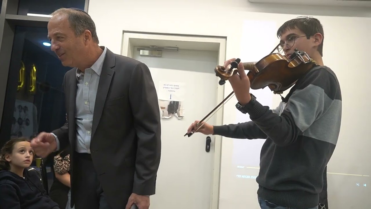 האידשע מאמי מיוסי ובניגון כינור דניאל 10