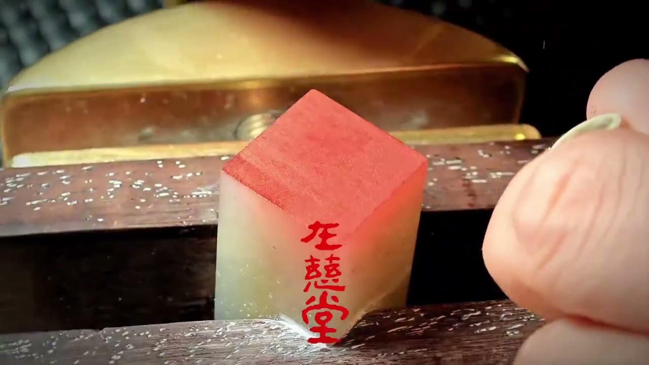 頒獎晚會上，新晉天才導演當眾向我求婚。鏡頭掃到台下的我。也掃到了我身邊的影帝——我那少言冷漠的隱婚老公。鏡頭之下，他不得不隨眾人拍手，笑著對我說：哇哦，他在求婚耶。