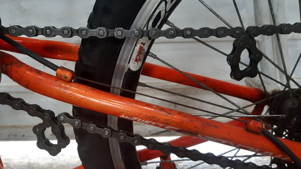 Desfazendo nó na corrente da bike.