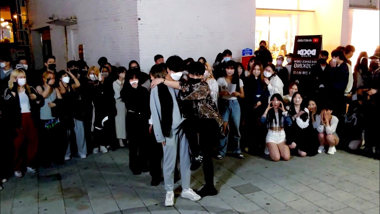 SATURDAY. RED CREW. UNIQUE HILARIOUS IMPROMPTU BUSKING ON HONGDAE STREET. [KILL BILL]