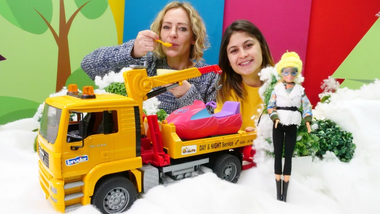Oyuncak Kafe. Barbie'nin motoru karda bozuluyor.