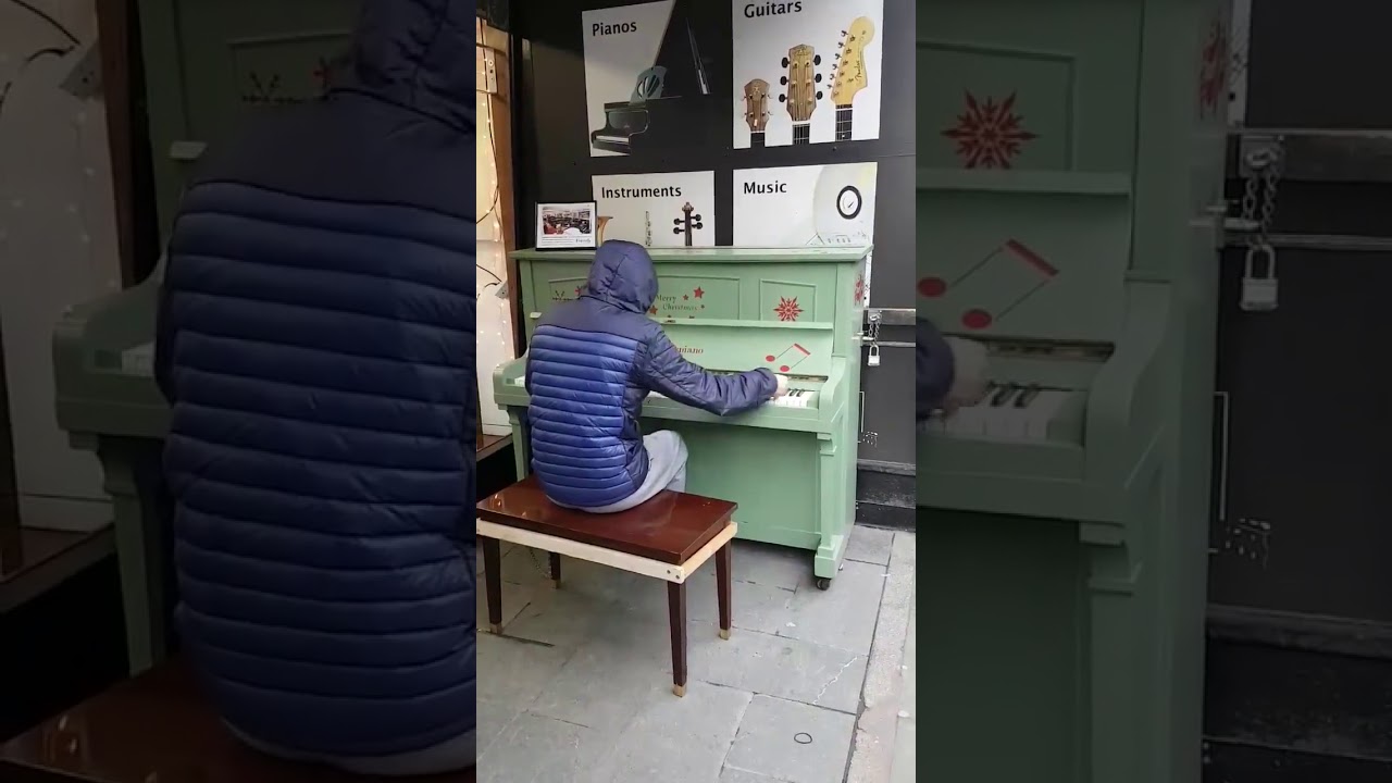 Entra nel negozio di pianoforti e stupisce tutti!