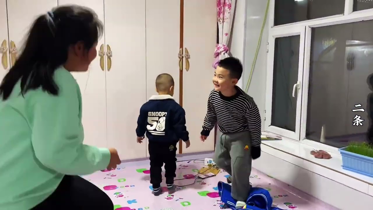 二条带孩子回农村，正赶上秋收玉米，刚进屋姑姑就给端肉吃真幸福