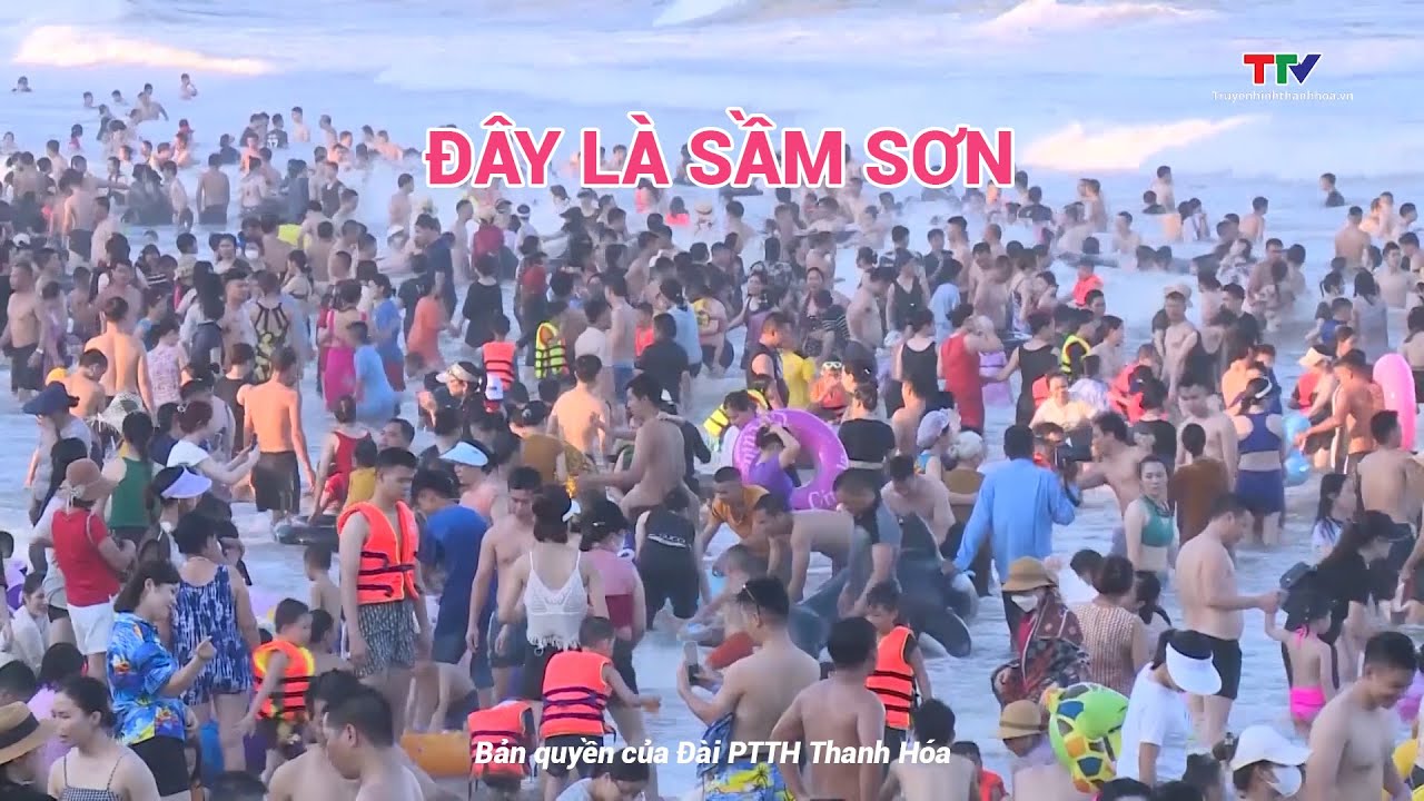 Bãi biển Sầm Sơn đông du khách dịp cuối tuần