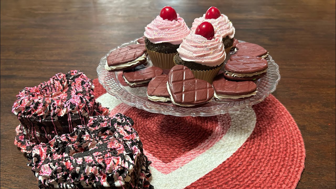 Valentines Red Velvet Sandwich Cookies #fakebake #valentines #foamclay