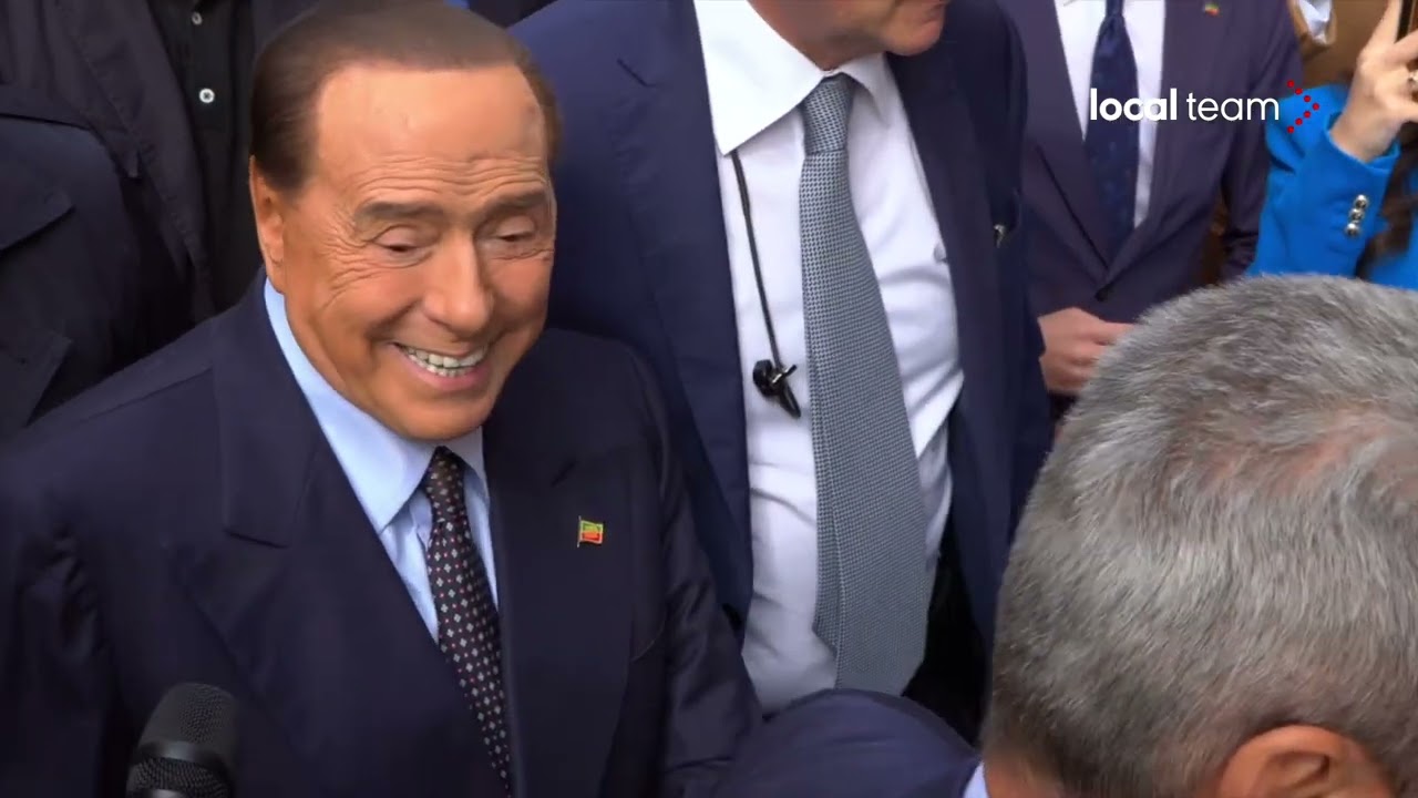 Berlusconi, l'arrivo al seggio per votare