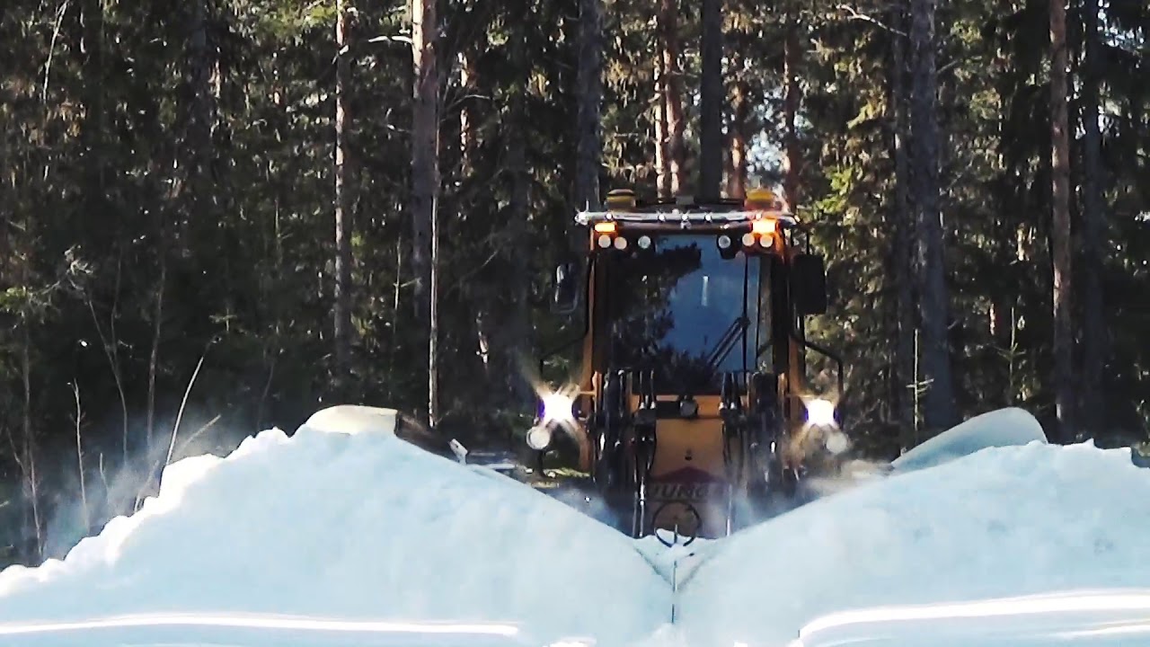 Ljungby L15 bryter upp v&auml;g med sn&ouml;plogning