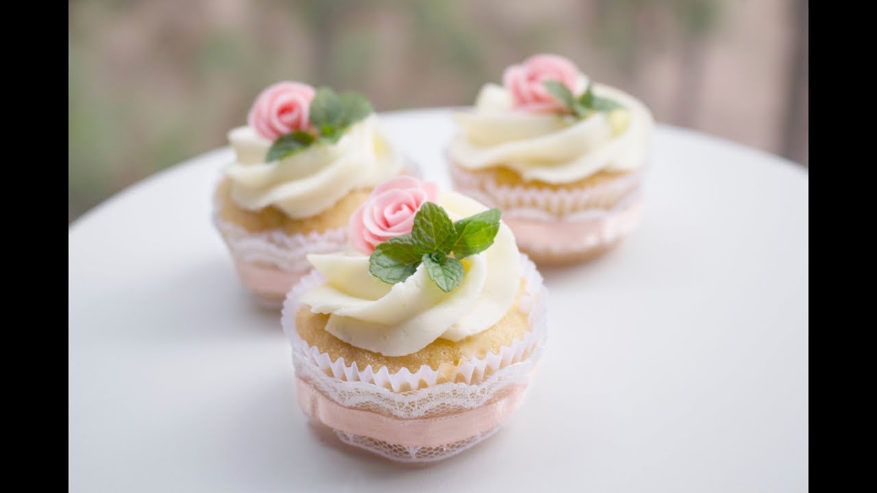 MINI CUPCAKES DECORADOS COM MINI ROSA E HORTELÃ -  Tiago Mauro