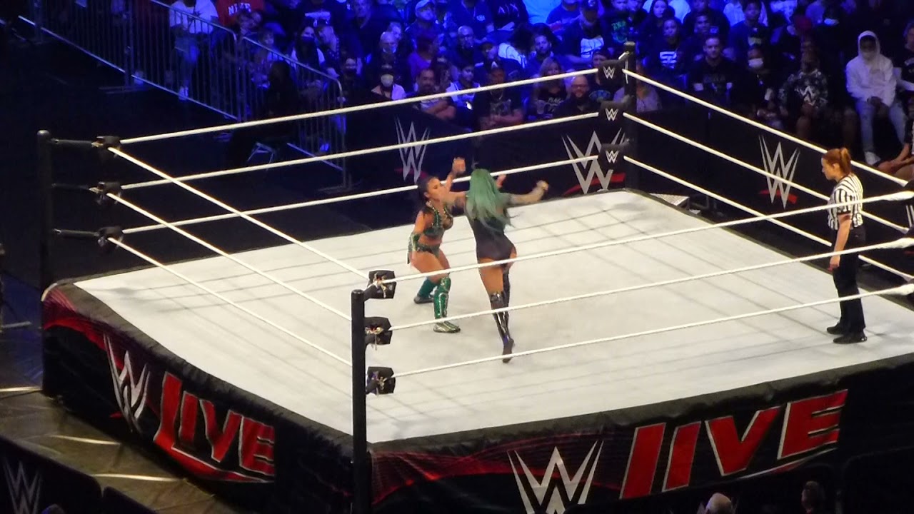 Xia Li vs Shotzi at WWE Live