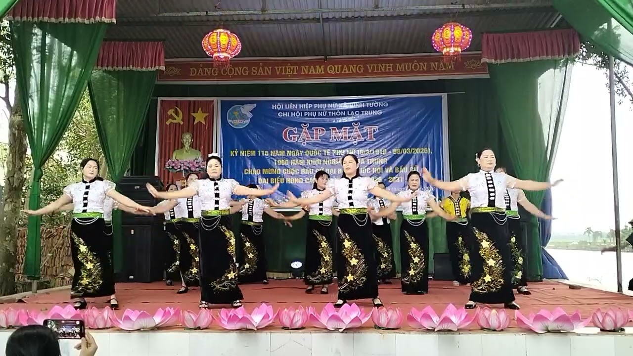 CLB hương sen trình bày 