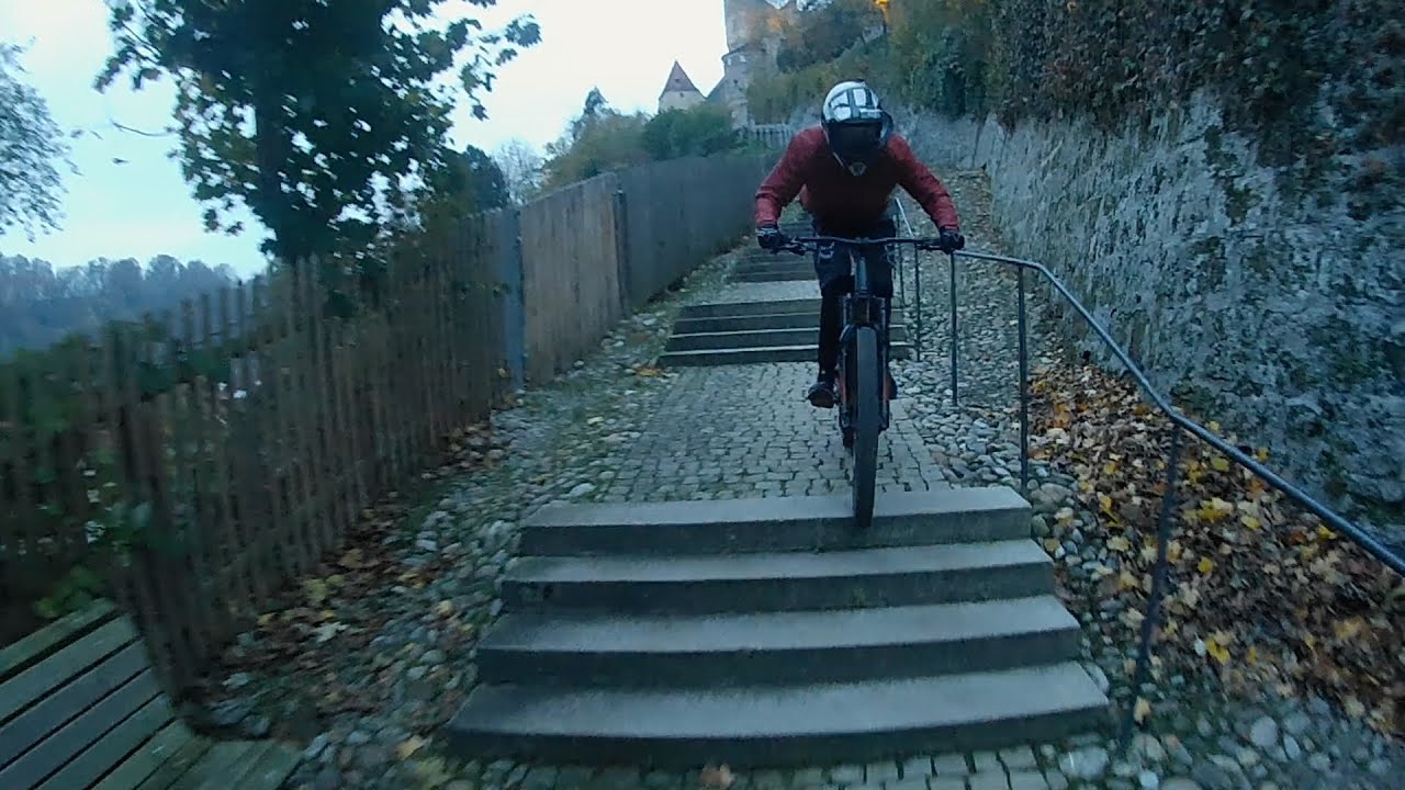 Burghausen mit Enduros, Herbst| SKOZZE
